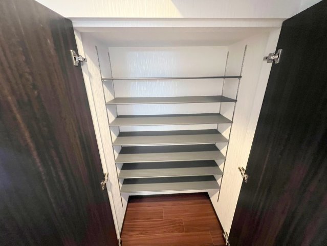 収納　大きいシューズボックスは靴がいっぱい入れれますね。