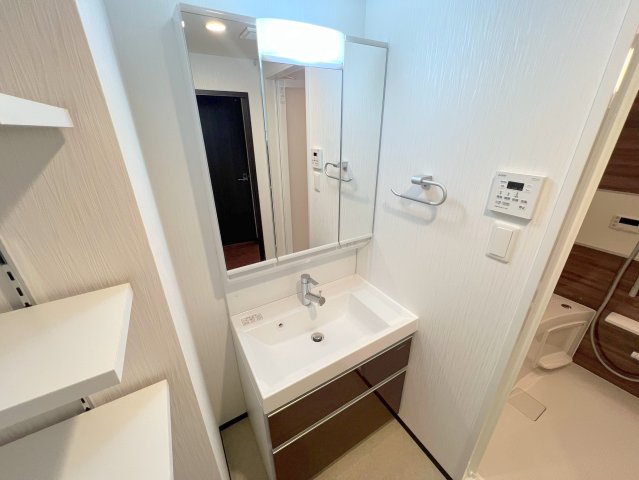 洗面設備　身支度が出来る独立洗面台です。