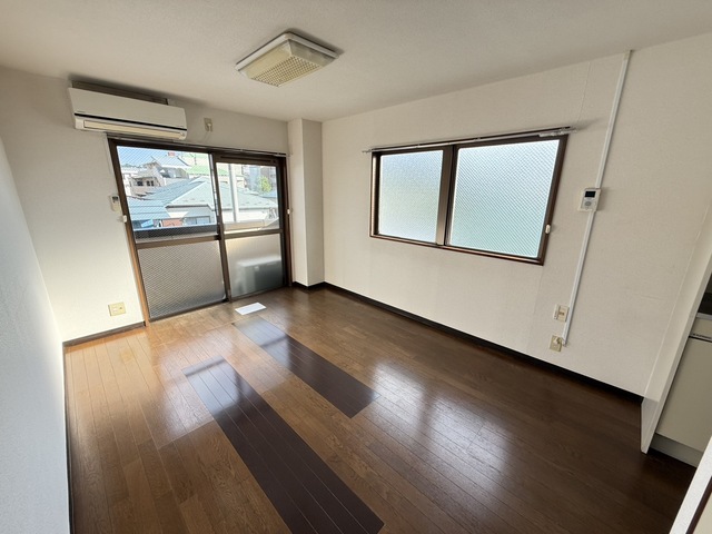 居室・リビング　別号室参考写真となります