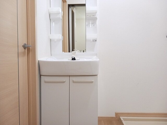 洗面設備　ゆったりとスペースのある洗面所