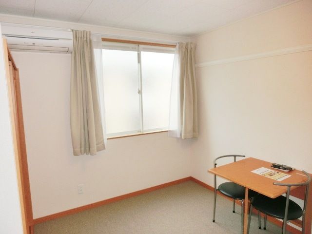 その他部屋・スペース　日差しも入るので明るい居室です。