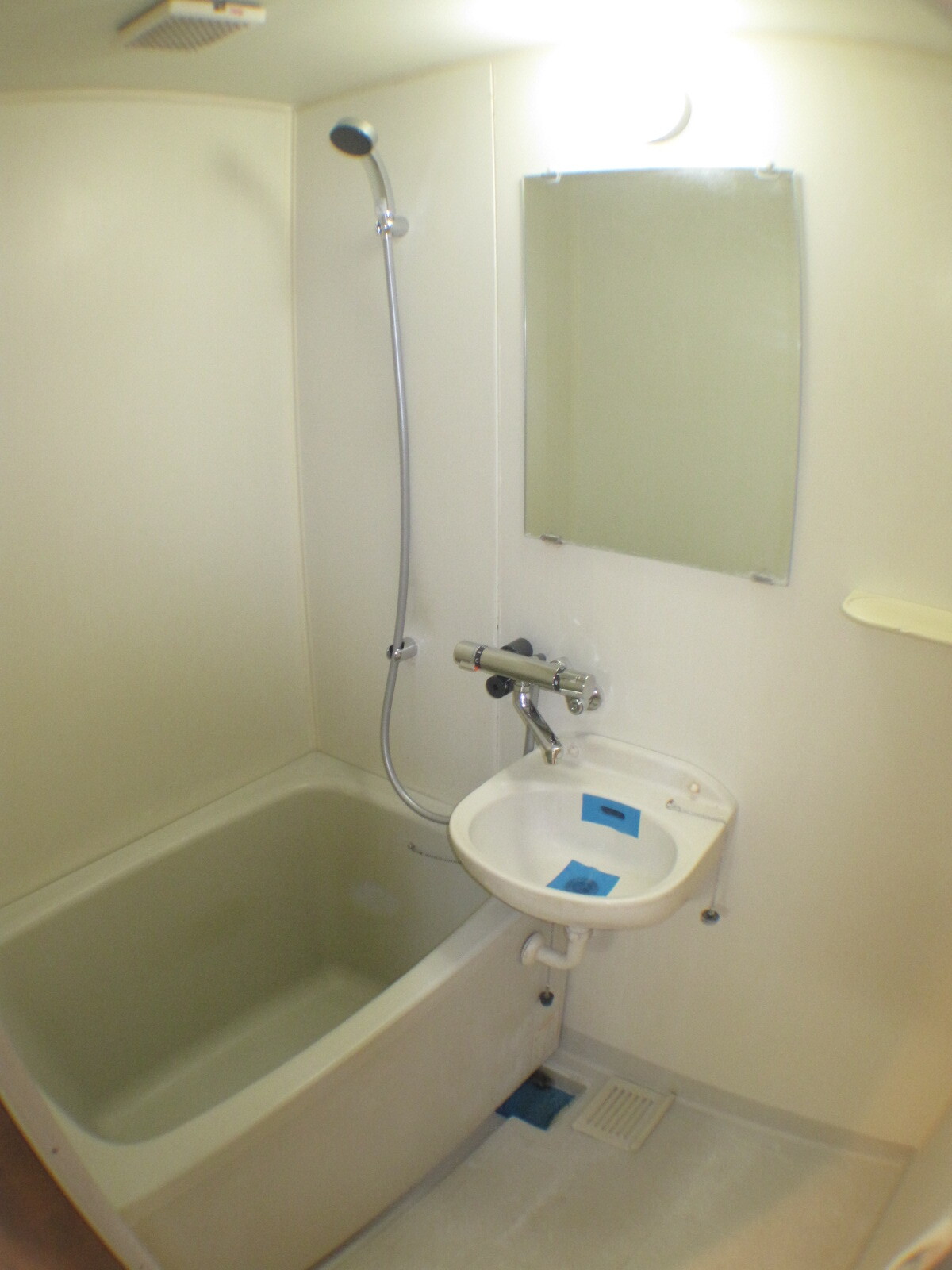 バス・シャワールーム　サーモスタット機能付きのシャワーです。