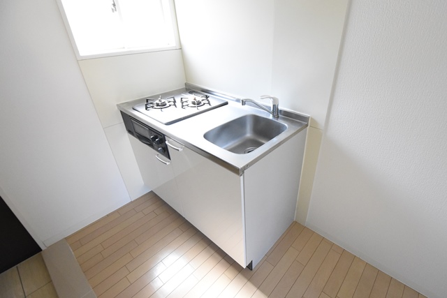 キッチン　ガスコンロ付きのシステムキッチンです♪