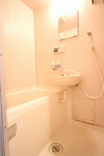 バス・シャワールーム　同物件別号室のものです。