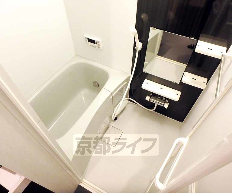 バス・シャワールーム　シックな印象のバスルーム。