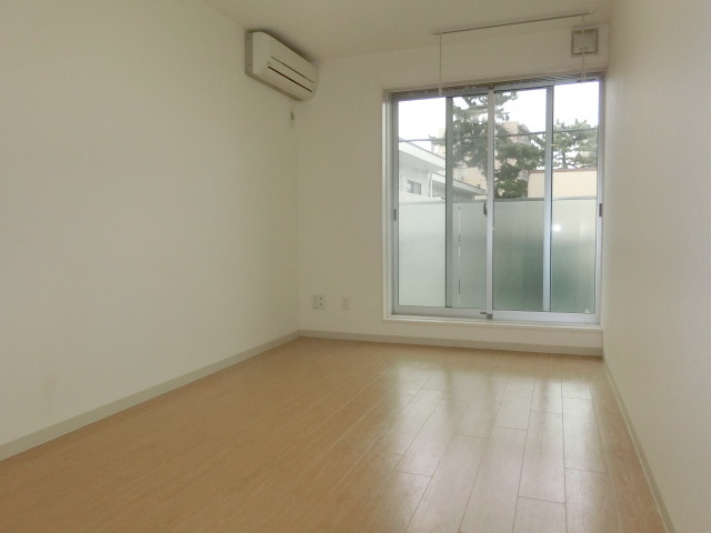 居室・リビング　広々洋室で快適な生活を。