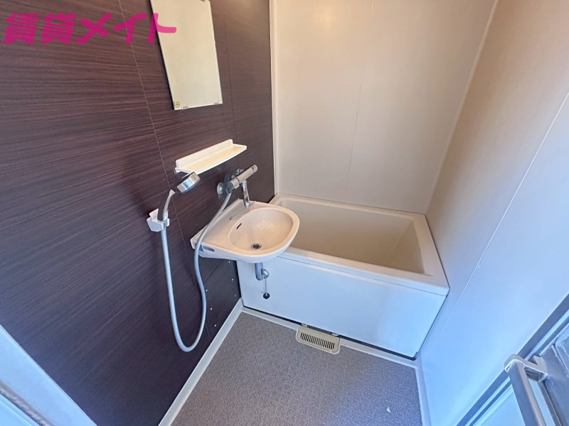 バス・シャワールーム　同物件別部屋の写真です