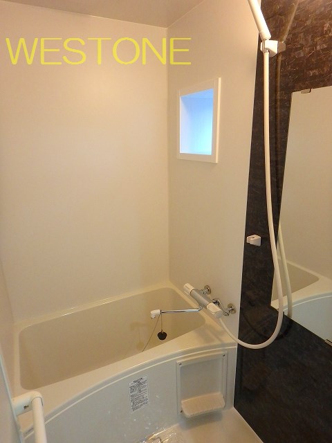 バス・シャワールーム　窓付きのお風呂