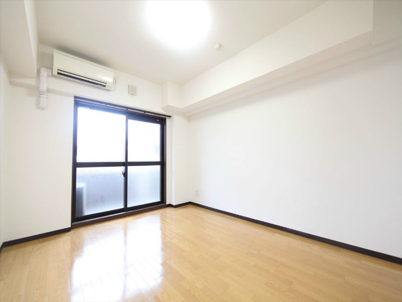 バルコニー　洋室8帖　エアコン完備　南面バルコニー