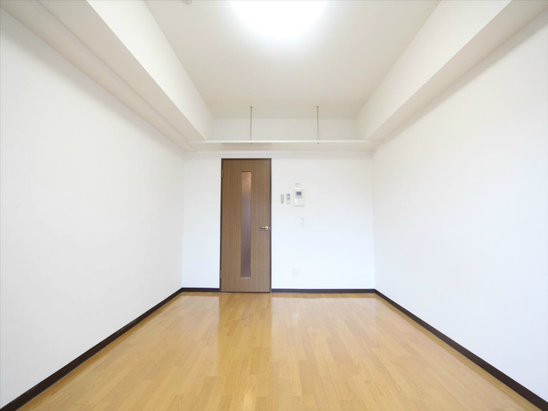 居室・リビング　洋室8帖　エアコン完備　南面バルコニー