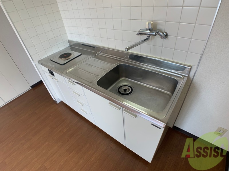 キッチン　シンプルなキッチンです。一人暮らしにはちょうどいいサイズ。