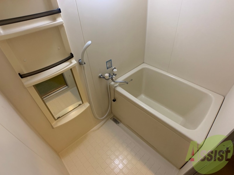 バス・シャワールーム　バスルームは狭すぎず、シャワーも浴びやすそうです。