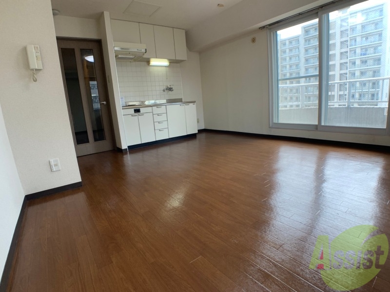 居室・リビング　１０帖の洋室が広がっています。シックで落ち着きのあるお部屋。