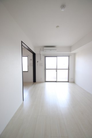 居室・リビング　こちらの居間で趣味の時間をお楽しみください