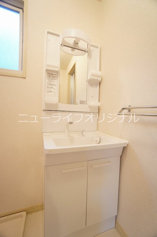 洗面設備　シャワーノズル付で身支度も、洗面台回りのお掃除もラクチン。