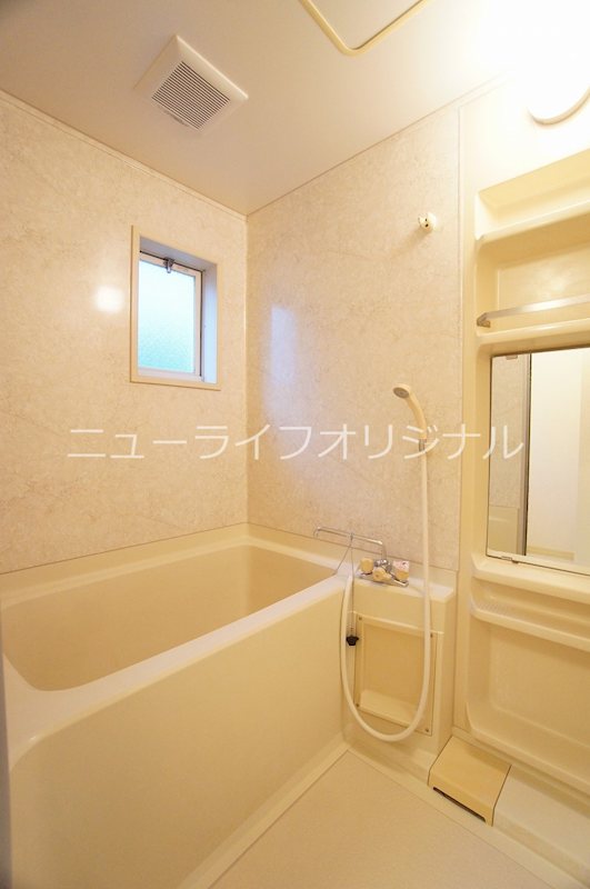 バス・シャワールーム　自然光の入るバスルームでくつろぎのひと時を。