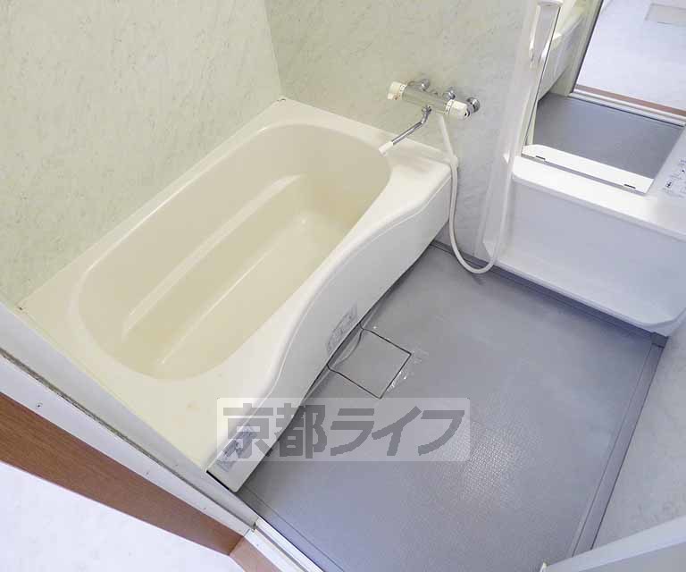 バス・シャワールーム　広々としたバスルームです。