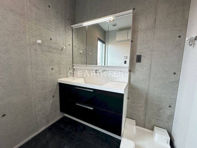 洗面設備　三面鏡タイプの独立洗面台/鏡裏にはちょっとした収納スペースが