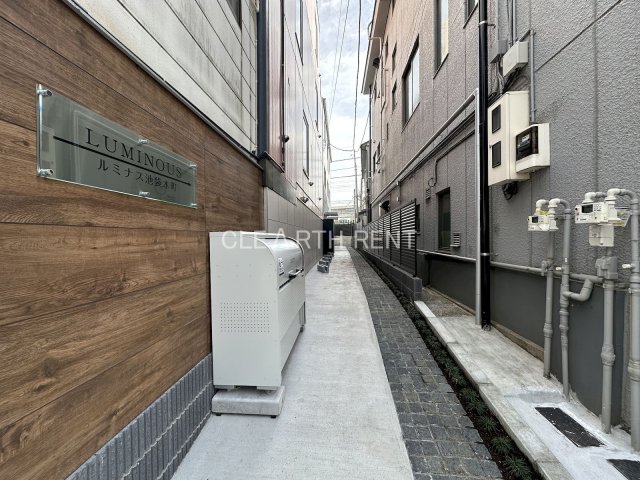 エントランス　徒歩圏内のトランクルーム(収納BOX)が1年間利用料無料！