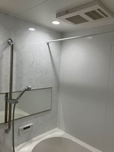 バス・シャワールーム　シャワーヘッド、高さ調整できます！