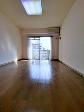 居室・リビング　南向きで明るく広々した洋室9帖