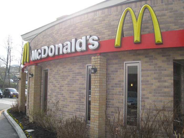 飲食店　マクドナルド 仙台黒松店（飲食店）まで350m