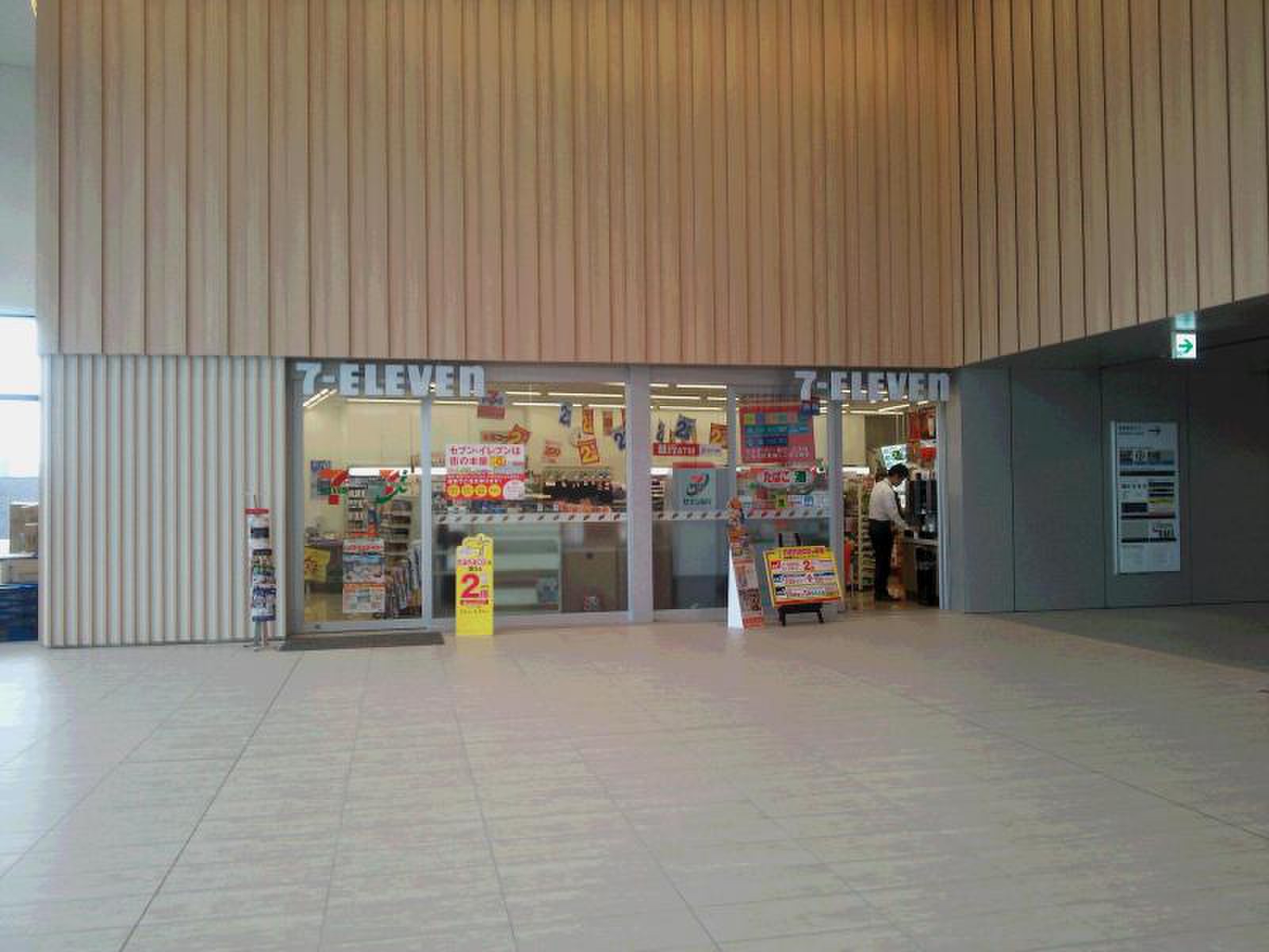 コンビニ　セブンイレブン歌舞伎座タワー店（コンビニ）まで145m