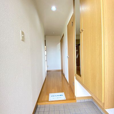 玄関　※写真は別号室のものですので現状優先とさせていただきます