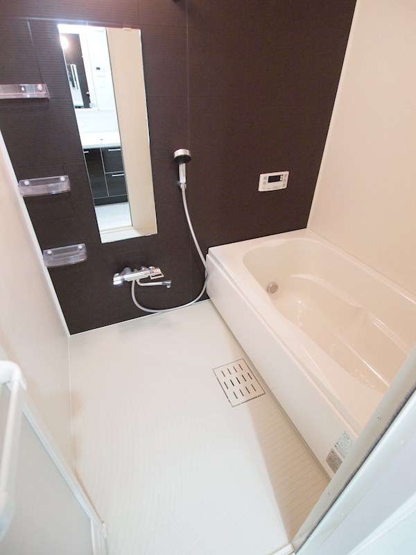 バス・シャワールーム　追い焚き機能。高級感があります。