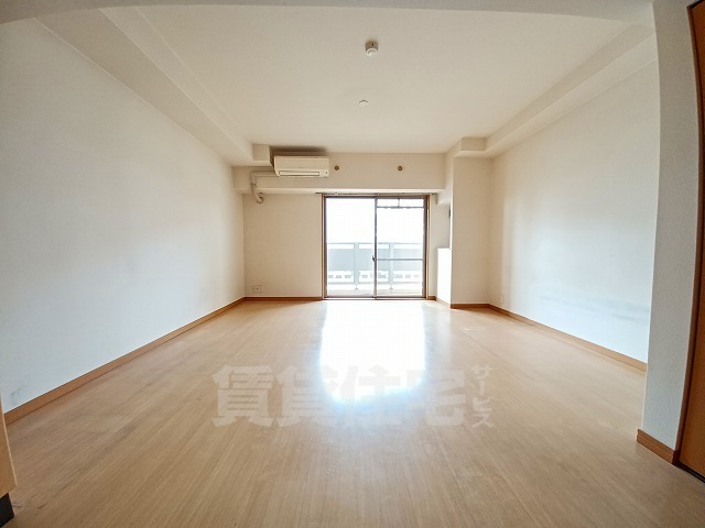 居室・リビング　同建物　別部屋