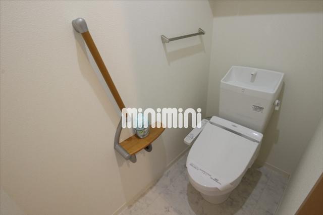 トイレ　手すりもついています