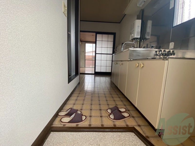 玄関　玄関はこちらになります。敷居が高くないので安心ですね。