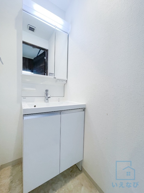 洗面設備　二面鏡洗面化粧台