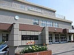 中学校　札幌市立八軒中学校（中学校）まで504m