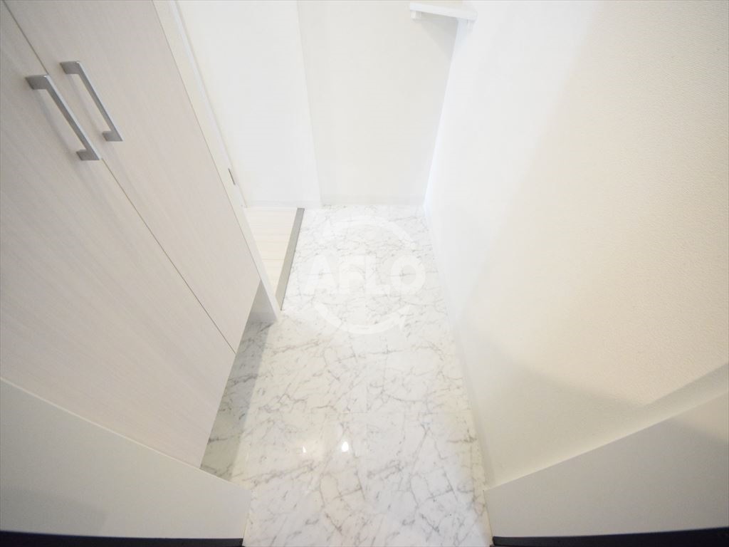 玄関　ファーストフィオーレ本町イースト　玄関