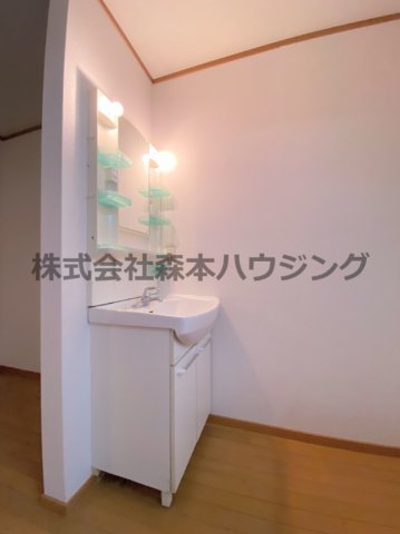 洗面設備　ゆったりとスペースのある洗面所