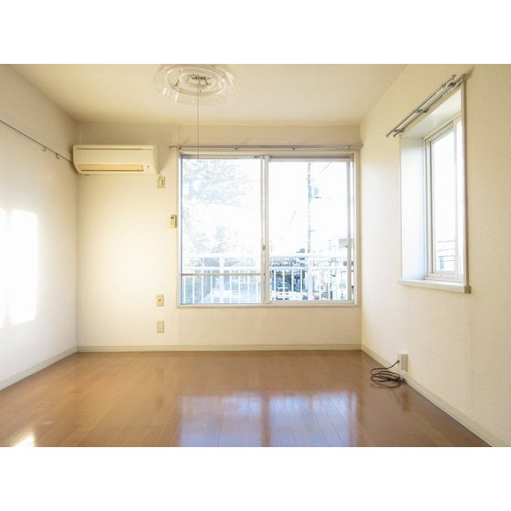 居室・リビング　同じ階の別のお部屋です