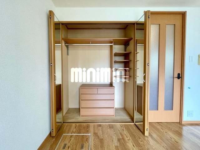 収納　姿見付きの収納