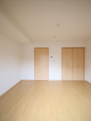 居室・リビング　7帖洋室　フローリングで使い勝手良好