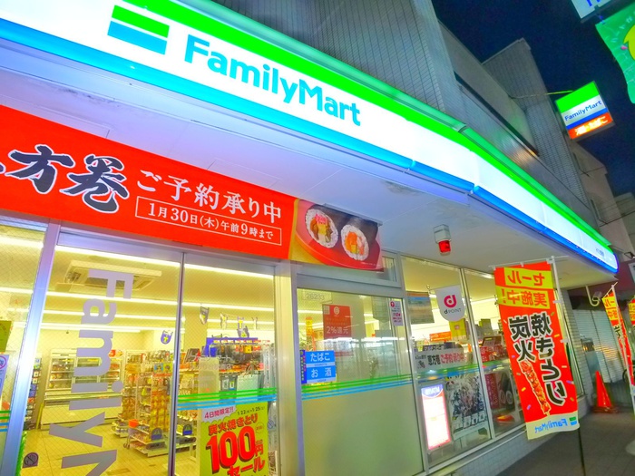 コンビニ　ファミリーマート（コンビニ）まで50m