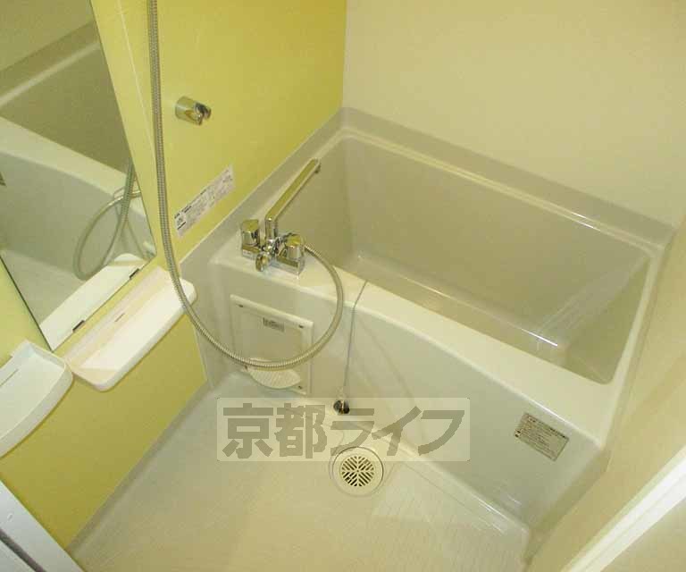 バス・シャワールーム　明るい色調のお風呂です！