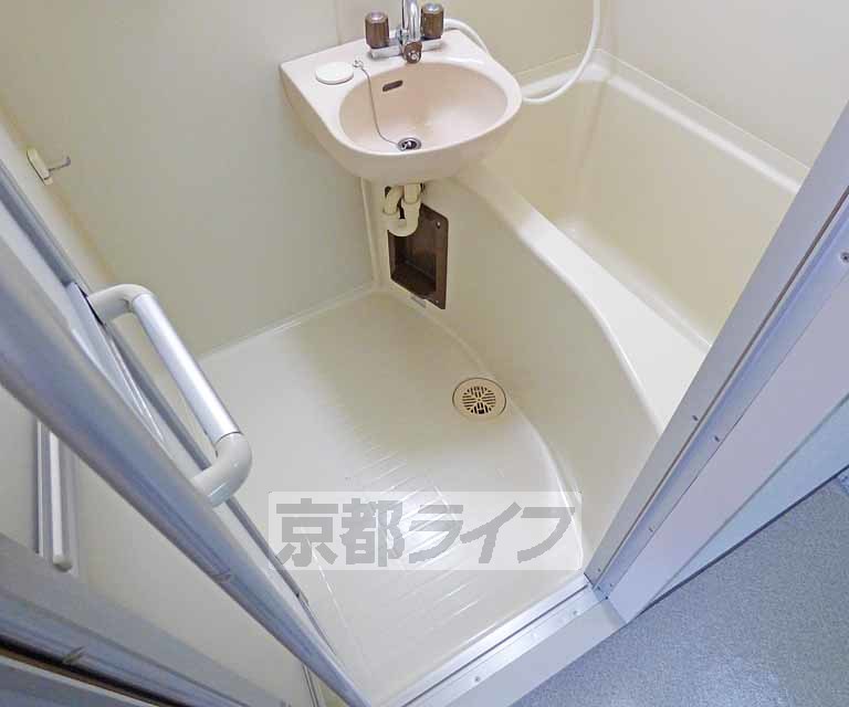 バス・シャワールーム　広々とした浴室です。