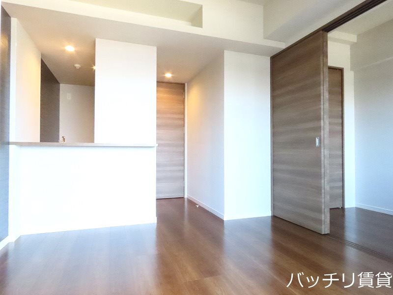 居室・リビング　別号室の写真となります　現状優先