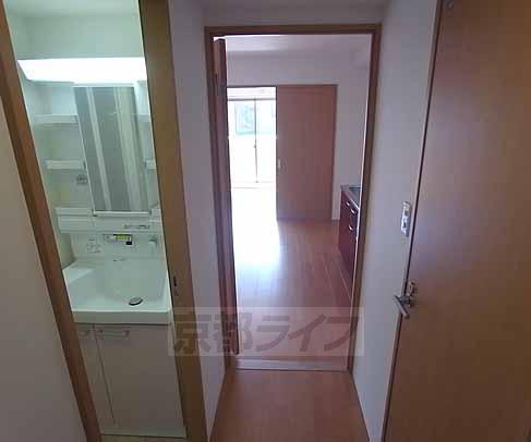 その他部屋・スペース　廊下からトイレ・脱衣所・お部屋へとわかれてます