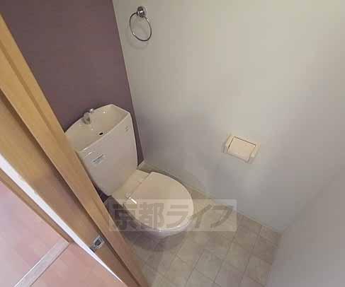 トイレ　タオル掛けついてます。