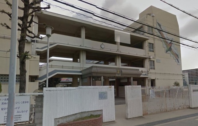 中学校　茨木市立天王中学校（中学校）まで423m