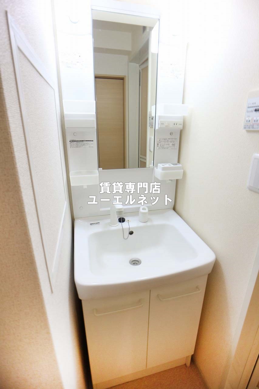 洗面設備　清潔感ある独立洗面台で毎日気持ちよく♪