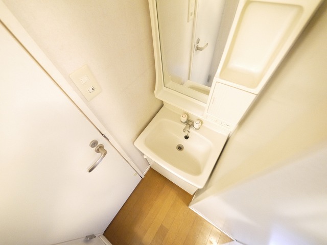 洗面設備　明るい洗面所です