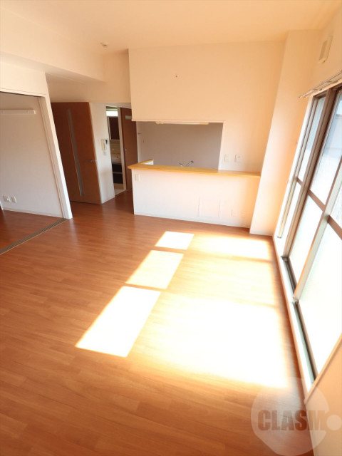 居室・リビング　１４帖の明るいリビングルーム