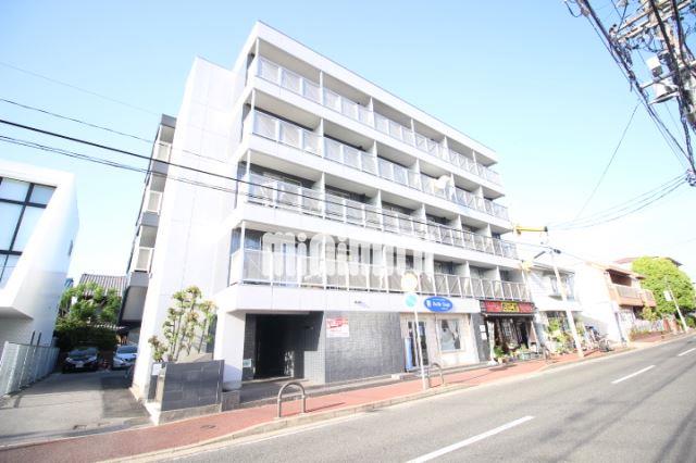 建物外観　駅近、目の前にはコンビニがあります。